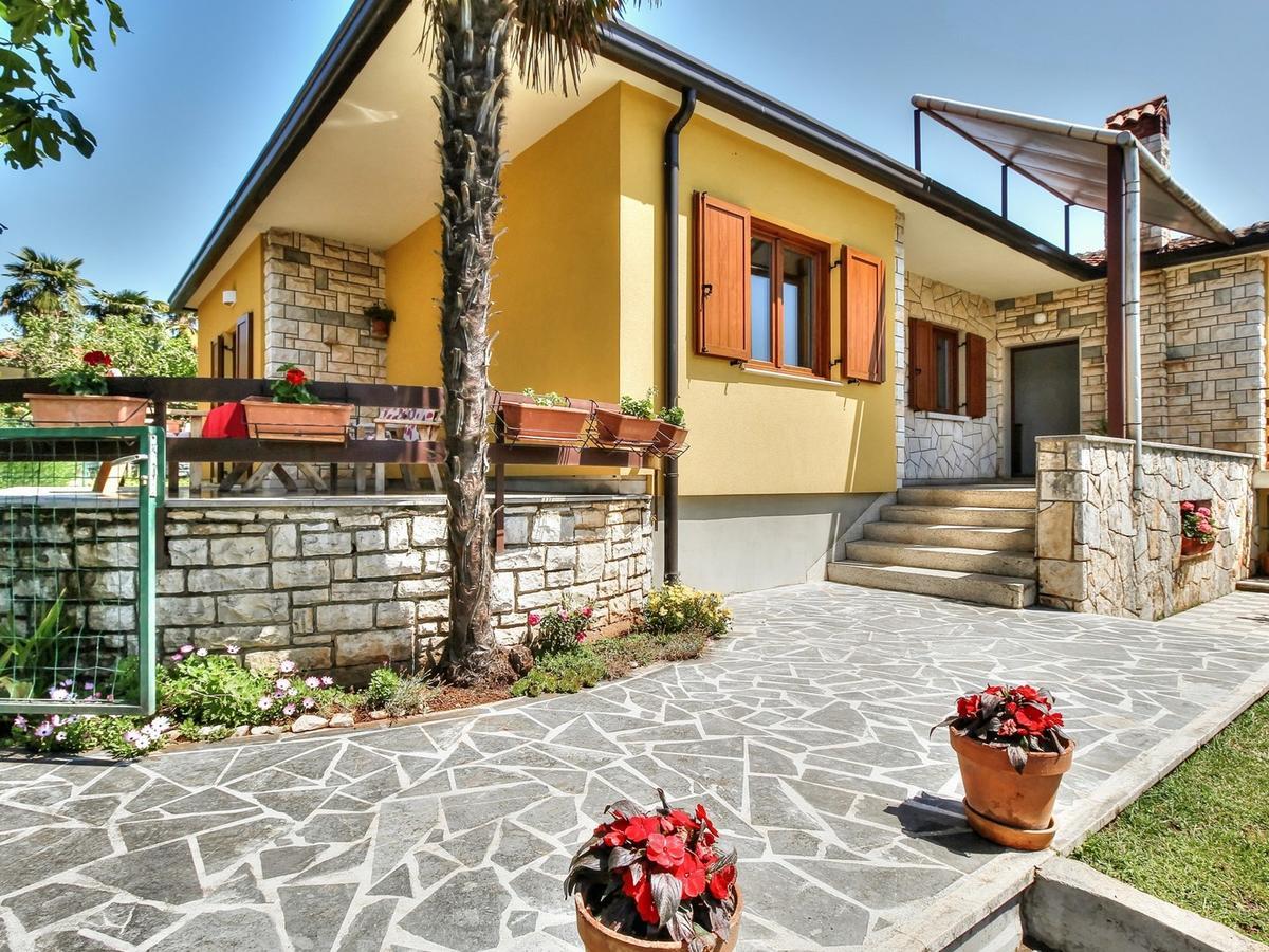 Lovric House With Apartments Umag Exteriör bild